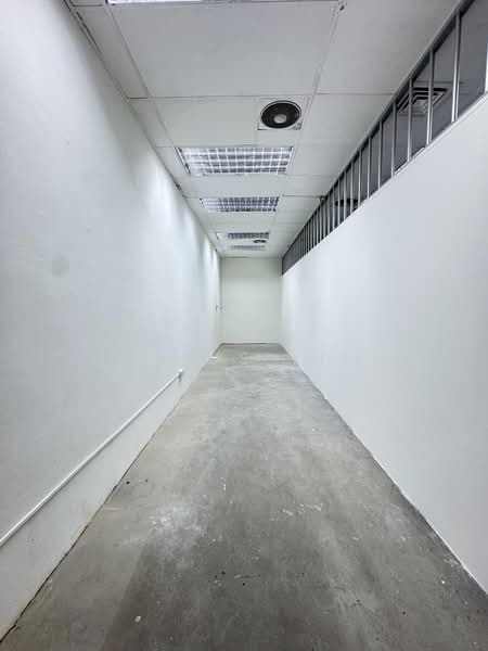 Lucky Plaza, 304 Orchard Road, 398 sqft, Mall Shop For Sale, by Remus Lim, 500171676 - Corridor - CommercialGuru.com.sg