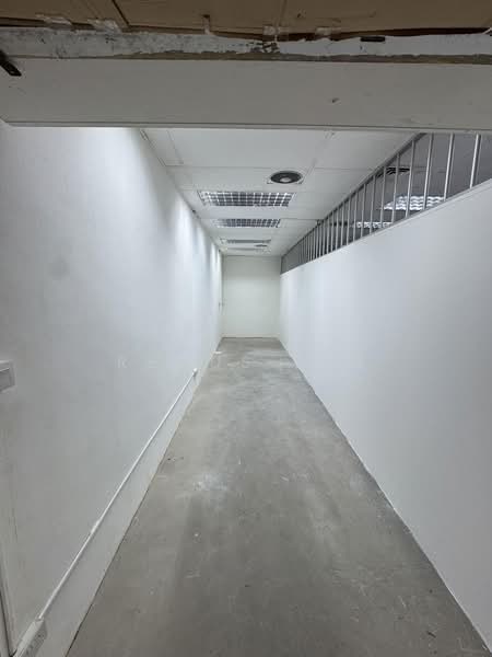 Lucky Plaza, 304 Orchard Road, 398 sqft, Mall Shop For Sale, by Remus Lim, 500171676 - Corridor - CommercialGuru.com.sg