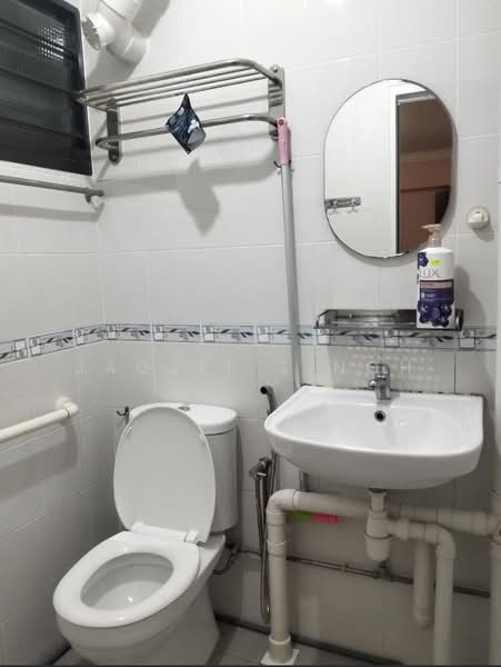 640 Ang Mo Kio Avenue 6, 640 Ang Mo Kio Avenue 6, 3 Bedrooms, 980 sqft, HDB Flat For Rent, by JAGJIT SINGH, 500171678 - Bathroom - PropertyGuru.com.sg
