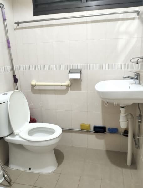 640 Ang Mo Kio Avenue 6, 640 Ang Mo Kio Avenue 6, 3 Bedrooms, 980 sqft, HDB Flat For Rent, by JAGJIT SINGH, 500171678 - Bathroom - PropertyGuru.com.sg