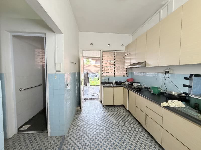 Original condition WORKERS DORMITORY for rent!, , 4 Bedrooms, 3,500 sqft, Semi-Detached House For Rent, by Marius Wong, 500171707 - Kitchen - PropertyGuru.com.sg