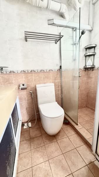 604 Jurong West Street 62, 604 Jurong West Street 62, 3 Bedrooms, 1,237 sqft, HDB Flat For Sale, by Josephine Ong, 500171730 - Master bedroom Bathroom - PropertyGuru.com.sg