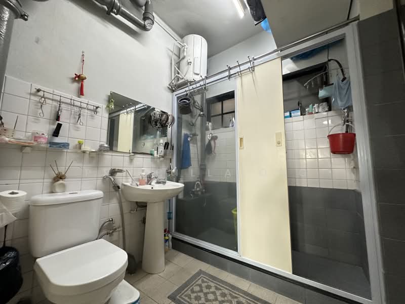 Rare! MRT at Doorstep! Only 3 MRT stops to Vivocity!, Pasir Panjang Road, 3 Bedrooms, 1,475 sqft, Walk-up Apartment For Rent, by Priscilla Ong, 500171748 - Bathroom - PropertyGuru.com.sg
