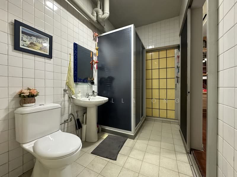 Rare! MRT at Doorstep! Only 3 MRT stops to Vivocity!, Pasir Panjang Road, 3 Bedrooms, 1,475 sqft, Walk-up Apartment For Rent, by Priscilla Ong, 500171748 - Bathroom - PropertyGuru.com.sg