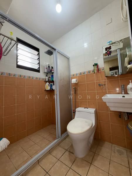 985A Buangkok Crescent, 985A Buangkok Crescent, 3 Bedrooms, 915 sqft, HDB Flat For Sale, by Ryan Wong, 500171757 - Common Bathroom - PropertyGuru.com.sg