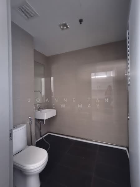 HH @ Kallang, 55 Kallang Pudding Road, 1,927 sqft, Light Industrial (B1) For Rent, by Joanne Tan Siew May, 500171789 - Bathroom - CommercialGuru.com.sg