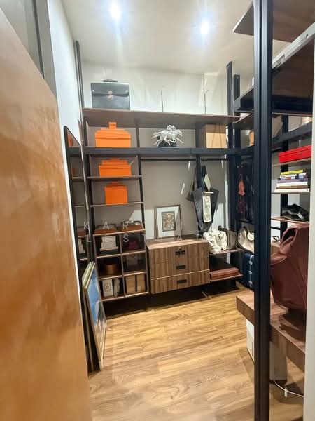 Niven Road Conservation House, Niven Road, Room Rental, 350 sqft, Conservation House For Rent, by Karolina Lestiadi, 500171833 - Walk-in wardrobe - PropertyGuru.com.sg