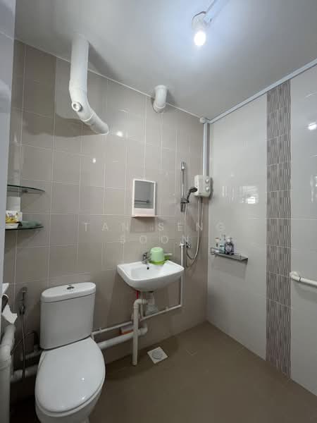 221 Pending Road, 221 Pending Road, 2 Bedrooms, 786 sqft, HDB Flat For Sale, by Tan Seng Soon, 500171868 - Master Bath - PropertyGuru.com.sg