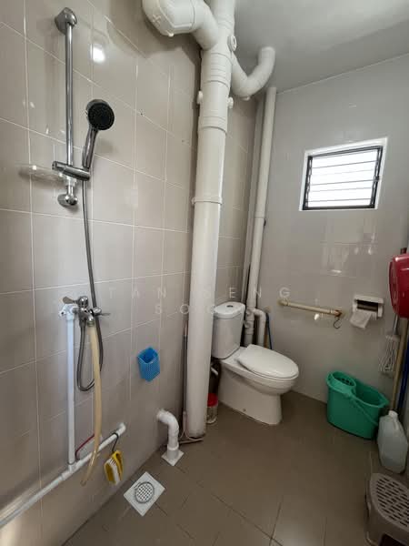 221 Pending Road, 221 Pending Road, 2 Bedrooms, 786 sqft, HDB Flat For Sale, by Tan Seng Soon, 500171868 - Kitchen Bath - PropertyGuru.com.sg