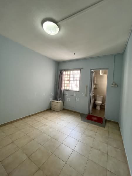 221 Pending Road, 221 Pending Road, 2 Bedrooms, 786 sqft, HDB Flat For Sale, by Tan Seng Soon, 500171868 - Master Room - PropertyGuru.com.sg