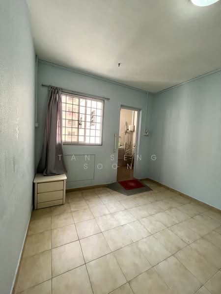 221 Pending Road, 221 Pending Road, 2 Bedrooms, 786 sqft, HDB Flat For Sale, by Tan Seng Soon, 500171868 - Master Room - PropertyGuru.com.sg