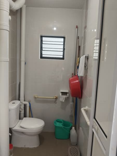 221 Pending Road, 221 Pending Road, 2 Bedrooms, 786 sqft, HDB Flat For Sale, by Rahamathullah Hasan Ali Akbar, 500171877 - Bathroom - PropertyGuru.com.sg