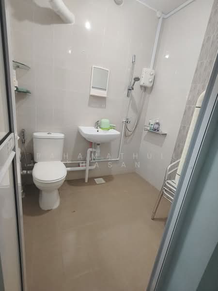 221 Pending Road, 221 Pending Road, 2 Bedrooms, 786 sqft, HDB Flat For Sale, by Rahamathullah Hasan Ali Akbar, 500171877 - Bathroom - PropertyGuru.com.sg