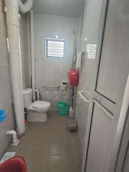 221 Pending Road, 221 Pending Road, 2 Bedrooms, 786 sqft, HDB Flat For Sale, by Rahamathullah Hasan Ali Akbar, 500171877 - Bathroom - PropertyGuru.com.sg