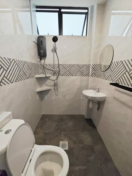 Kilat Court, 17 Lorong Kilat, Room Rental, 168 sqft, Apartment For Rent, by Leslie Lau, 500171888 - Room 1's Ensuite Bath - PropertyGuru.com.sg