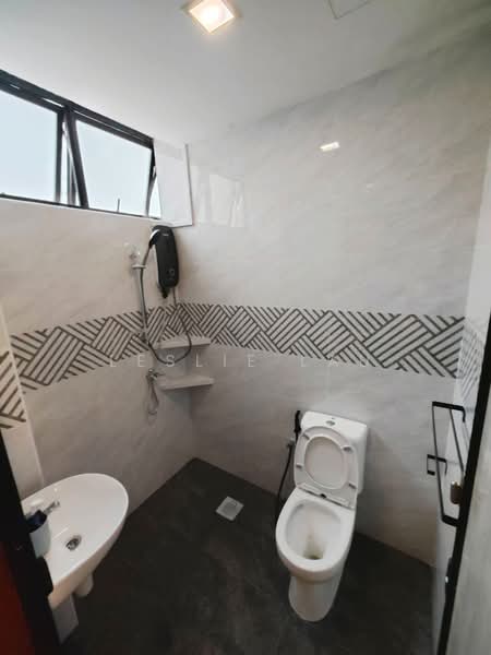 Kilat Court, 17 Lorong Kilat, Room Rental, 168 sqft, Apartment For Rent, by Leslie Lau, 500171888 - Room 2's Ensuite bath - PropertyGuru.com.sg