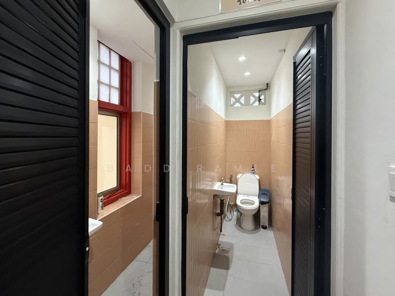 New Bridge Road, 275 New Bridge Road, 1,000 sqft, Shop / Shophouse For Rent, by Badd Ramle, 500171895 - L4 Bathrooms - CommercialGuru.com.sg