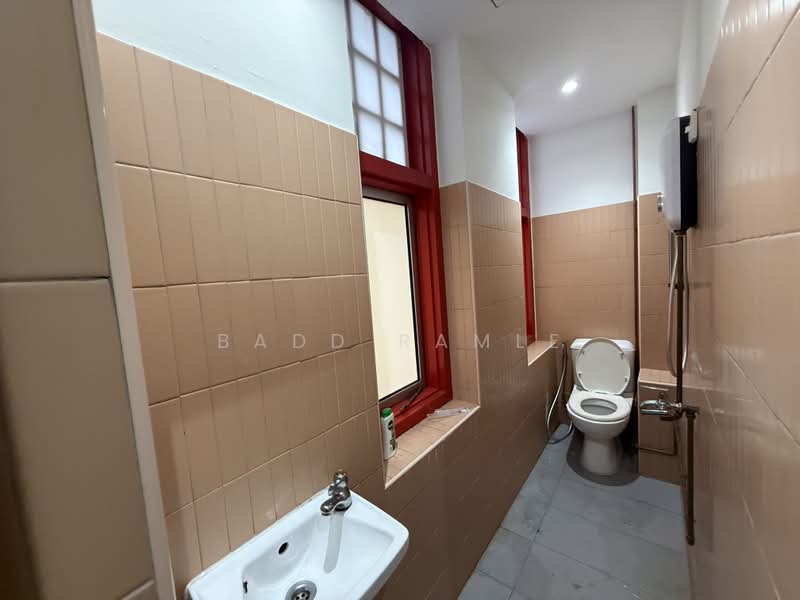 New Bridge Road, 275 New Bridge Road, 1,000 sqft, Shop / Shophouse For Rent, by Badd Ramle, 500171895 - L4 Bathroom - CommercialGuru.com.sg