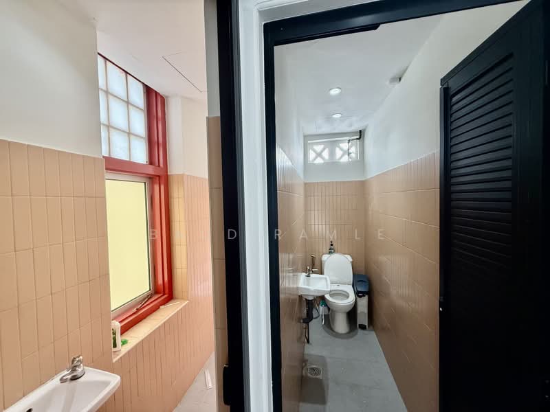 New Bridge Road, 275 New Bridge Road, 1,000 sqft, Shop / Shophouse For Rent, by Badd Ramle, 500171895 - L4 Bathroom - CommercialGuru.com.sg