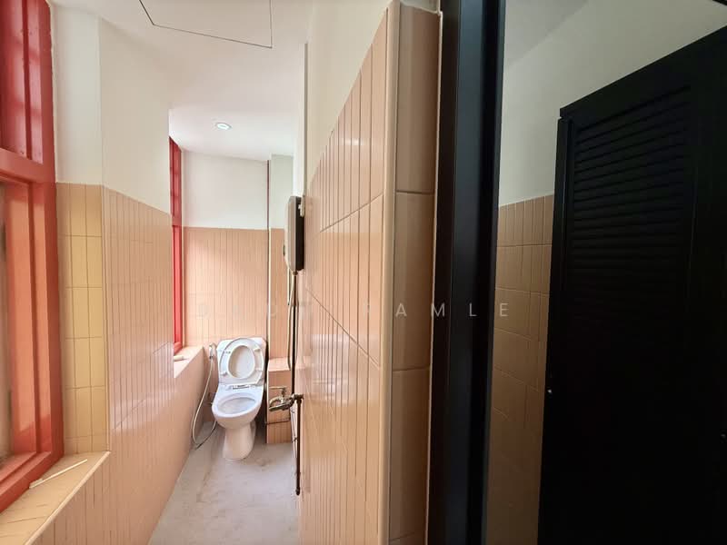 New Bridge Road, 275 New Bridge Road, 1,000 sqft, Shop / Shophouse For Rent, by Badd Ramle, 500171895 - L4 Bathroom - CommercialGuru.com.sg