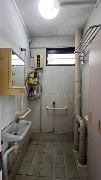 26 Toa Payoh East, 26 Toa Payoh East, Balestier / Toa Payoh, 2 Bedrooms, 721 sqft, HDB Flat For Sale, by Irene Ting, 500171917 - Bathroom - PropertyGuru.com.sg