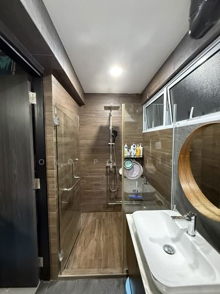 216 Serangoon Avenue 4, 216 Serangoon Avenue 4, 3 Bedrooms, 1,302 sqft, HDB Flat For Sale, by Ong Poh Lin, 500171921 - Bathroom - PropertyGuru.com.sg