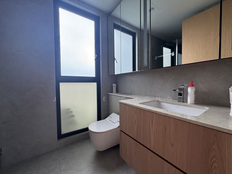 Peak Residence, 333 Thomson Road, 4 Bedrooms, 1,389 sqft, Condominium For Sale, by Jessie Chong, 500171932 - Bathroom - PropertyGuru.com.sg