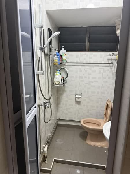 429 Clementi Avenue 3, 429 Clementi Avenue 3, 3 Bedrooms, 980 sqft, HDB Flat For Rent, by Marcus Luah, 500171935 - Bathroom - PropertyGuru.com.sg