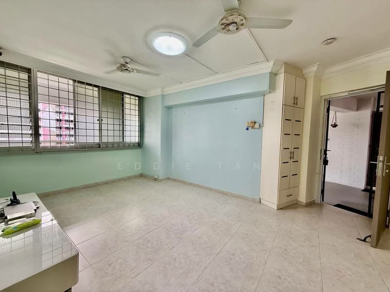 417 Hougang Avenue 8, 417 Hougang Avenue 8, 3 Bedrooms, 1,012 sqft, HDB Flat For Sale, by Eddie Tan, 500171938 - Living Room - PropertyGuru.com.sg