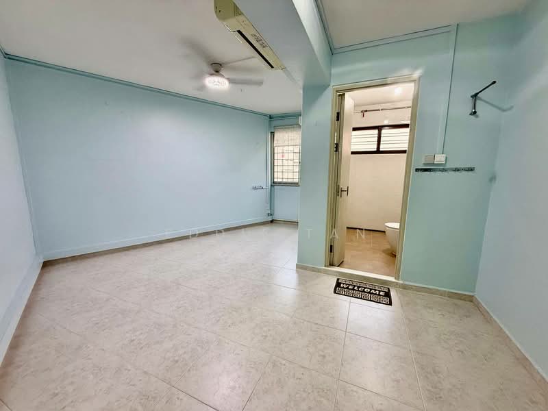 417 Hougang Avenue 8, 417 Hougang Avenue 8, 3 Bedrooms, 1,012 sqft, HDB Flat For Sale, by Eddie Tan, 500171938 - Master Bedroom - PropertyGuru.com.sg