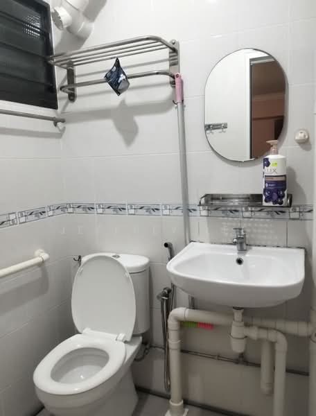 640 Ang Mo Kio Avenue 6, 640 Ang Mo Kio Avenue 6, 3 Bedrooms, 990 sqft, HDB Flat For Rent, by Jeffrey Lee, 500171943 - Bathroom - PropertyGuru.com.sg