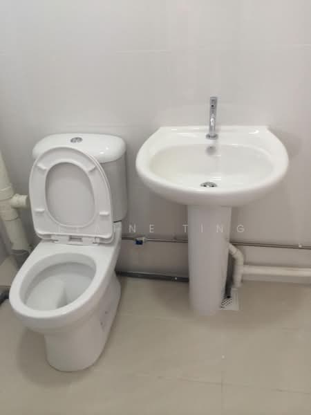 270 Tampines Street 21, 270 Tampines Street 21, 2 Bedrooms, 800 sqft, HDB Flat For Rent, by Elaine Ting, 500171966 - Master Bathroom  - PropertyGuru.com.sg
