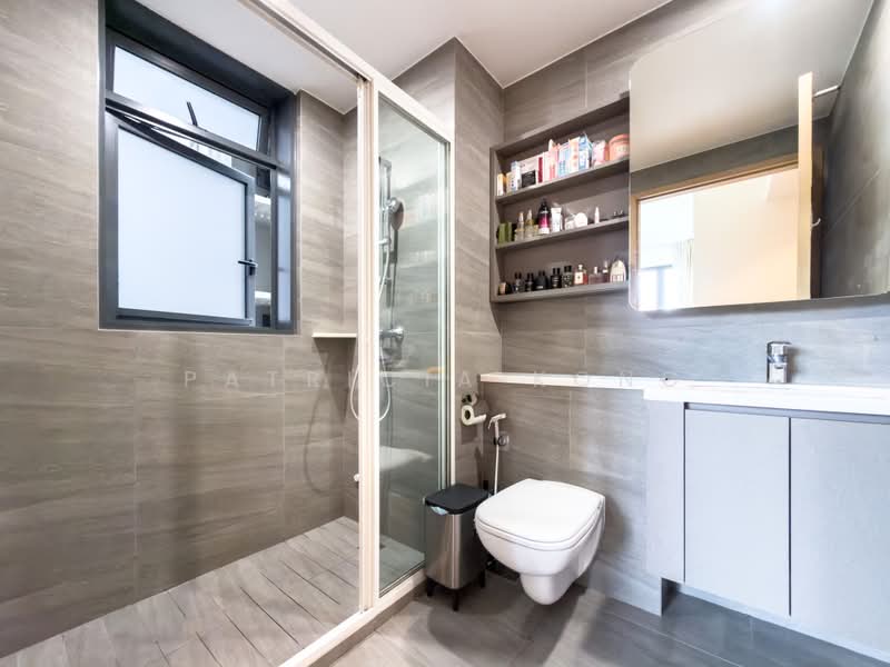 Hundred Palms Residences, 276 Yio Chu Kang Road, 3 Bedrooms, 883 sqft, Executive Condominium For Sale, by Patricia Kong, 500171971 - Master Bathroom - PropertyGuru.com.sg