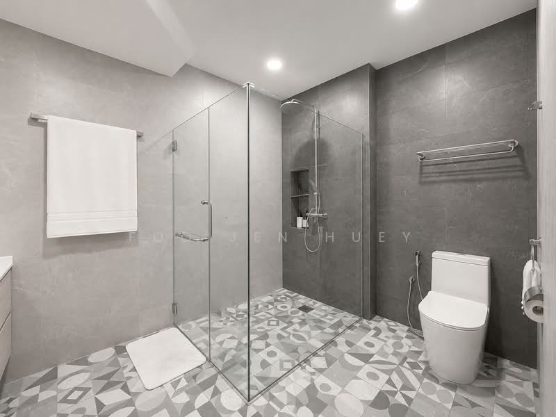 Mins walk to MRT and St. Nicholas Girls' School, , 5 Bedrooms, 2,500 sqft, Terraced House For Sale, by Foo Jen Huey, 500171978 - Bathroom - PropertyGuru.com.sg
