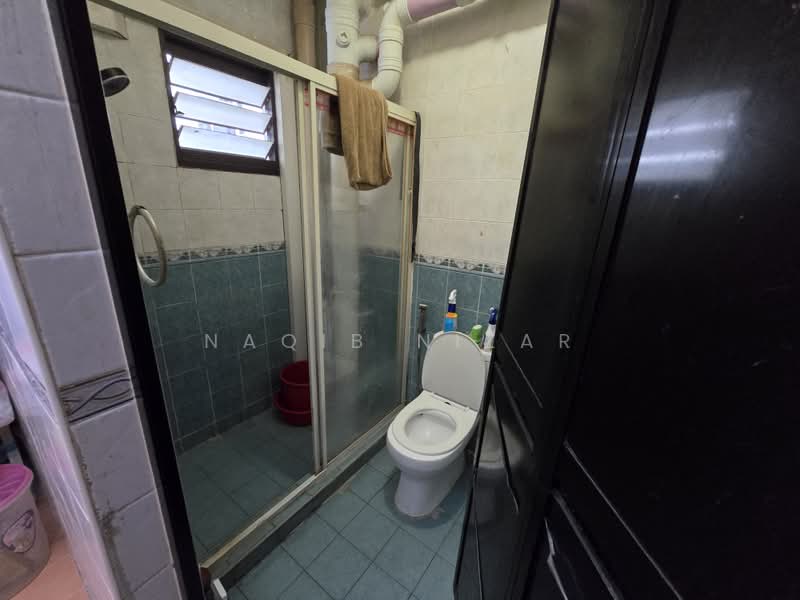 602 Jurong West Street 62, 602 Jurong West Street 62, 3 Bedrooms, 1,238 sqft, HDB Flat For Sale, by Naqib Nizar, 500172018 - Bathroom - PropertyGuru.com.sg
