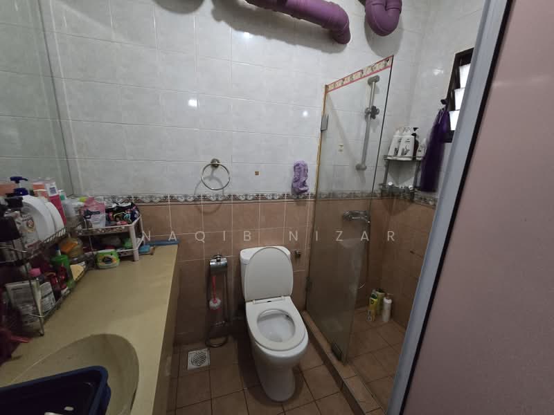 602 Jurong West Street 62, 602 Jurong West Street 62, 3 Bedrooms, 1,238 sqft, HDB Flat For Sale, by Naqib Nizar, 500172018 - Bathroom - PropertyGuru.com.sg