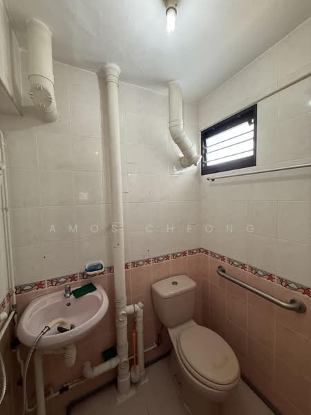 33 Bedok South Avenue 2, 33 Bedok South Avenue 2, 3 Bedrooms, 786 sqft, HDB Flat For Sale, by Amos Cheong, 500172031 - Bathroom - PropertyGuru.com.sg