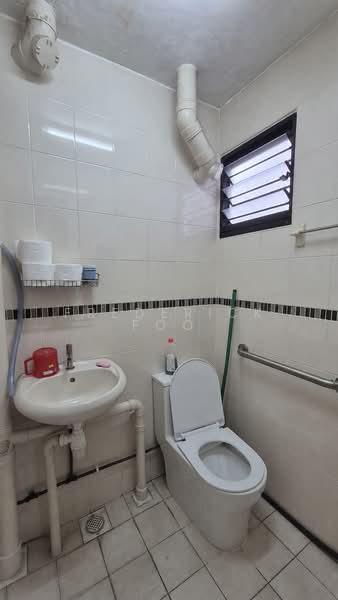 22 Haig Road, 22 Haig Road, 2 Bedrooms, 732 sqft, HDB Flat For Sale, by Frederick Foo, 500172046 - Master Bathroom - PropertyGuru.com.sg