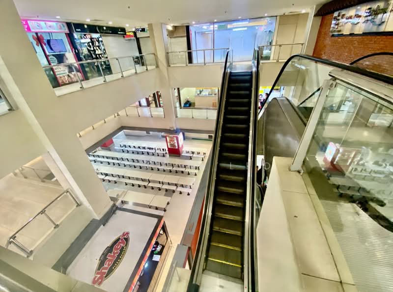Lucky Plaza, 304 Orchard Road, 316 sqft, Mall Shop For Rent, by Viveen Leo, 500172067 - Interior - CommercialGuru.com.sg