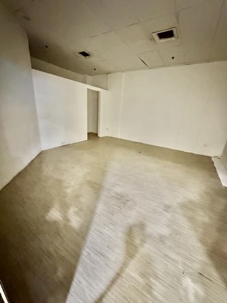 Lucky Plaza, 304 Orchard Road, 366 sqft, Mall Shop For Rent, by Viveen Leo, 500172067 - Interior - CommercialGuru.com.sg