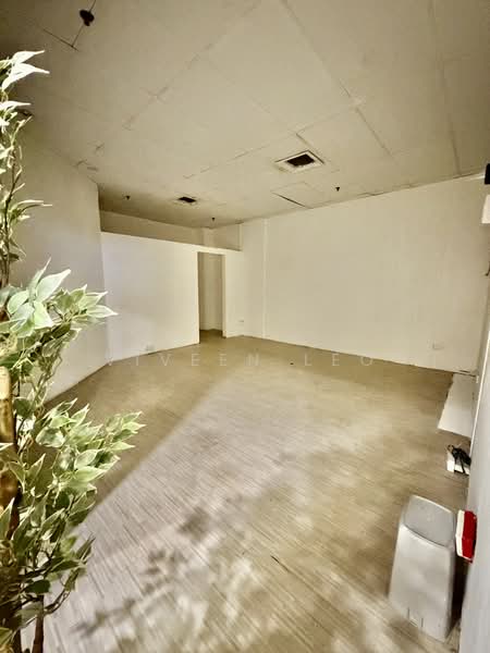 Lucky Plaza, 304 Orchard Road, 366 sqft, Mall Shop For Rent, by Viveen Leo, 500172067 - Interior - CommercialGuru.com.sg
