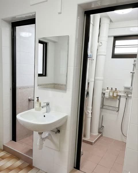 128 Lorong 1 Toa Payoh, 128 Lorong 1 Toa Payoh, 2 Bedrooms, 721 sqft, HDB Flat For Sale, by Oliver Hay, 500172080 - Bathroom - PropertyGuru.com.sg