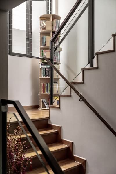 Bukit 828, 828 Upper Bukit Timah Road, 4 Bedrooms, 1,335 sqft, Condominium For Sale, by Jan Tan, 500172081 - Beautiful staircase - PropertyGuru.com.sg