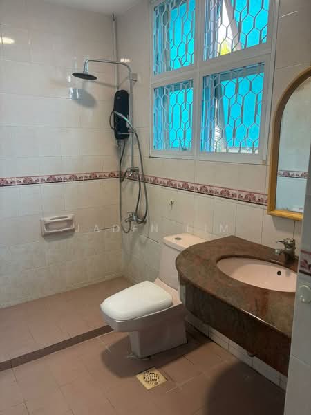 Jalan hikayat, Jalan Hikayat, Room Rental, 130 sqft, Semi-Detached House For Rent, by Jaden Lim, 500172099 - Bathroom - PropertyGuru.com.sg