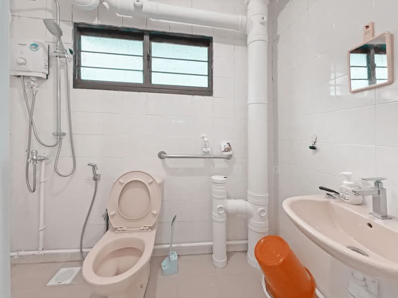 437 Fajar Road, 437 Fajar Road, 3 Bedrooms, 1,076 sqft, HDB Flat For Sale, by Kayla Wong, 500172199 - Bathroom - PropertyGuru.com.sg