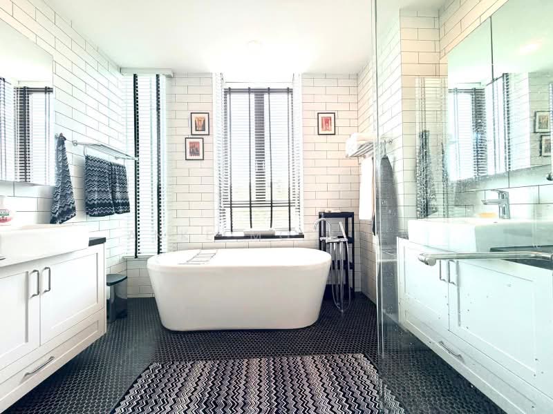 Sunset Estate, , 6 Bedrooms, 5,200 sqft, Semi-Detached House For Rent, by Anke Moeller, 500172214 - Bathroom - PropertyGuru.com.sg