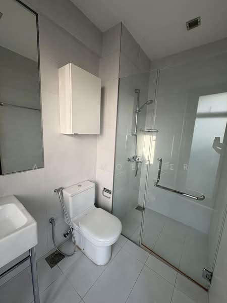 Sunset Estate, , 6 Bedrooms, 5,200 sqft, Semi-Detached House For Rent, by Anke Moeller, 500172214 - Bathroom - PropertyGuru.com.sg