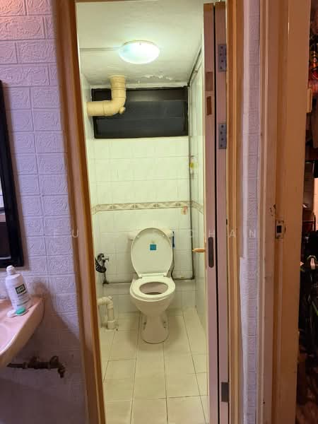 6 Ghim Moh Road, 6 Ghim Moh Road, 3 Bedrooms, 65 sqft, HDB Flat For Sale, by Eugene Chan, 500172219 - Bathroom - PropertyGuru.com.sg