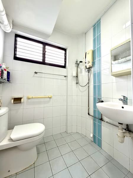 317 Hougang Avenue 7, 317 Hougang Avenue 7, 3 Bedrooms, 1,001 sqft, HDB Flat For Sale, by Charlene Ong, 500172225 - Bathroom - PropertyGuru.com.sg
