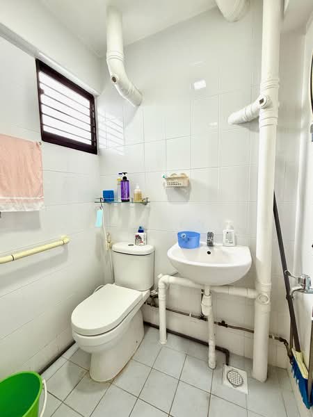 317 Hougang Avenue 7, 317 Hougang Avenue 7, 3 Bedrooms, 1,001 sqft, HDB Flat For Sale, by Charlene Ong, 500172225 - Bathroom - PropertyGuru.com.sg